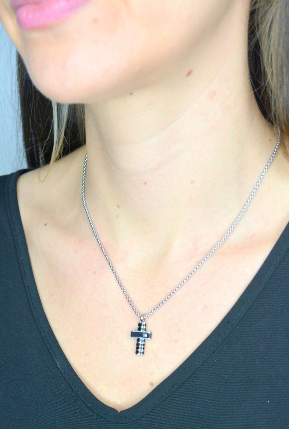 Naszyjnik Nomination Italy Strong Diamond krzyż z białym diamentem 028328037 wykonany z najwyższej jakości stali szlachetnej w srebrnym kolorze..webp